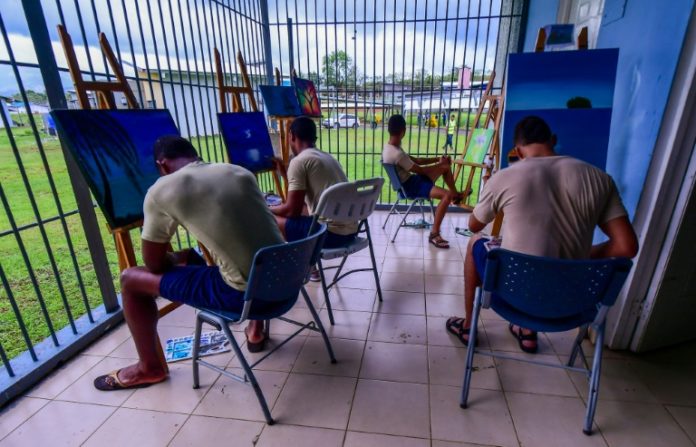 Jóvenes panameños presos esperan con sus cuadros sacar una sonrisa al papa Francisco