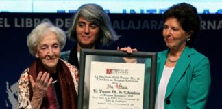 La uruguaya Ida Vitale agradece generosidad de México al recibir premio FIL 2018