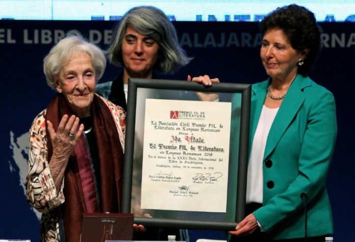 La uruguaya Ida Vitale agradece generosidad de México al recibir premio FIL 2018