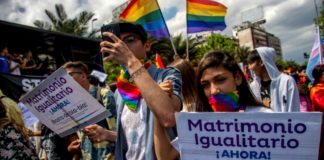 Nutrida marcha exige matrimonio igualitario y adopción homoparental en Chile