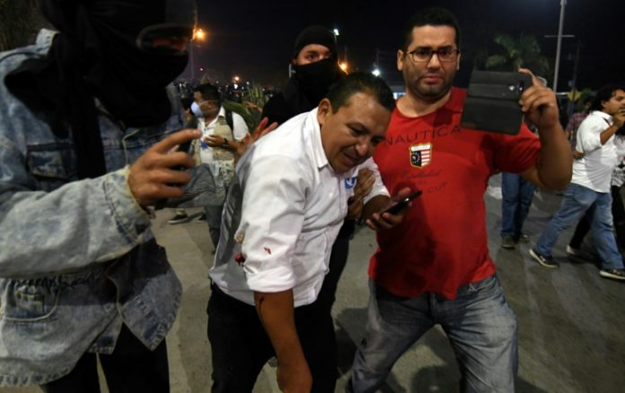 Policía hondureña reprime protesta opositora para conmemorar un año del 'fraude' electoral
