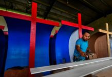 Presos panameños sueñan ser libres fabricando confesionarios para el papa