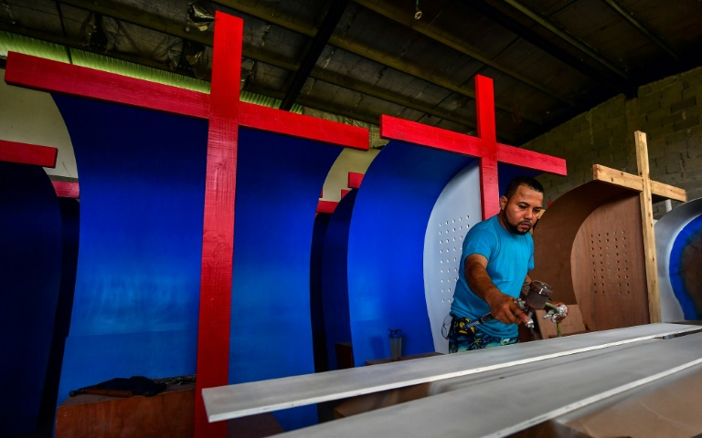 Presos panameños sueñan ser libres fabricando confesionarios para el papa
