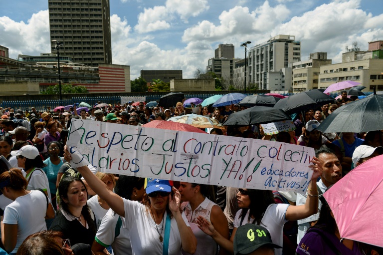 Profesores venezolanos chocan con la policía en protesta por salarios
