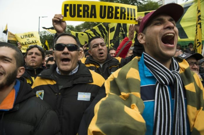 Protesta de taxistas en Argentina por contrato entre AFA y Uber