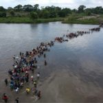 Unos 1.500 salvadoreños cruzan de Guatemala a México por río fronterizo