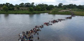 Unos 1.500 salvadoreños cruzan de Guatemala a México por río fronterizo