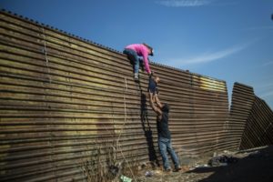 Unos 500 migrantes intentan cruzar de México a EEUU, que cierra frontera con Tijuana por horas - Bebe