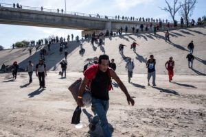 Unos 500 migrantes intentan cruzar de México a EEUU, que cierra frontera con Tijuana por horas