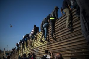 Unos 500 migrantes intentan cruzar de México a EEUU, que cierra frontera con Tijuana por horas