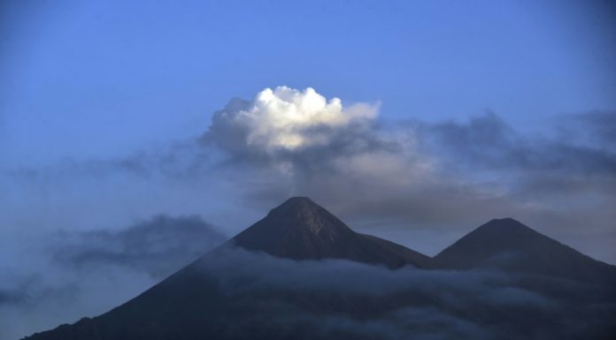 Volcán de Fuego incrementa actividad en el sur de Guatemala