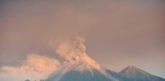 Volcán de Fuego mantiene 15 explosiones por hora en Guatemala