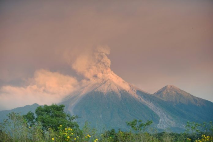 Volcán de Fuego mantiene 15 explosiones por hora en Guatemala