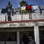 Caravana migrante cambia de albergue tras chubascos en frontera México-EEUU
