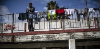 Caravana migrante cambia de albergue tras chubascos en frontera México-EEUU