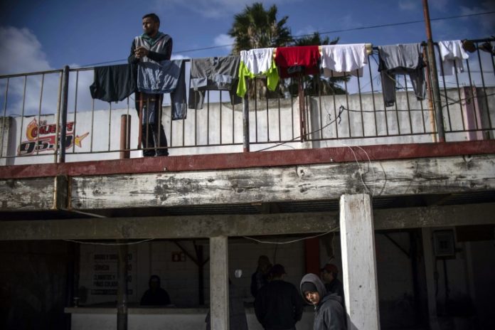 Caravana migrante cambia de albergue tras chubascos en frontera México-EEUU