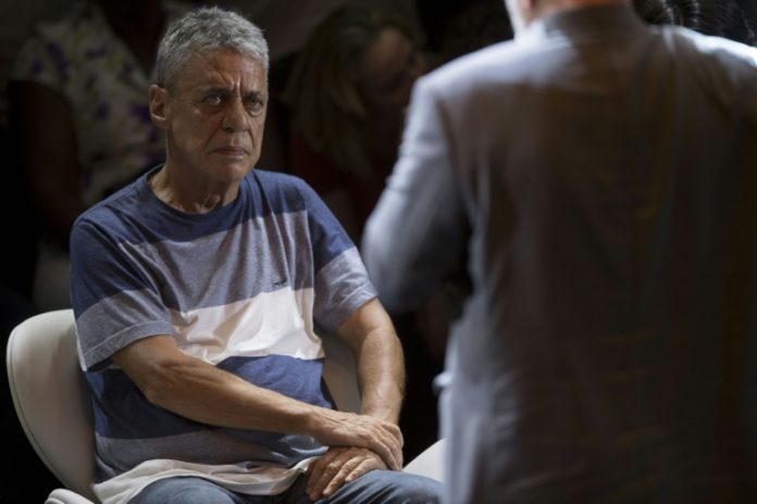 Chico Buarque da al papa informe sobre el 'lawfare' que amenaza a América Latina