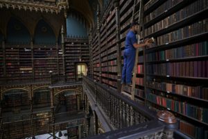 Con una biblioteca estilo Harry Potter, Rio de Janeiro continúa leyendo - Paredes altas de libros