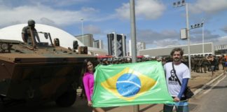 Entusiastas de Bolsonaro llegan a Brasilia para investidura