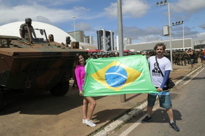 Entusiastas de Bolsonaro llegan a Brasilia para investidura