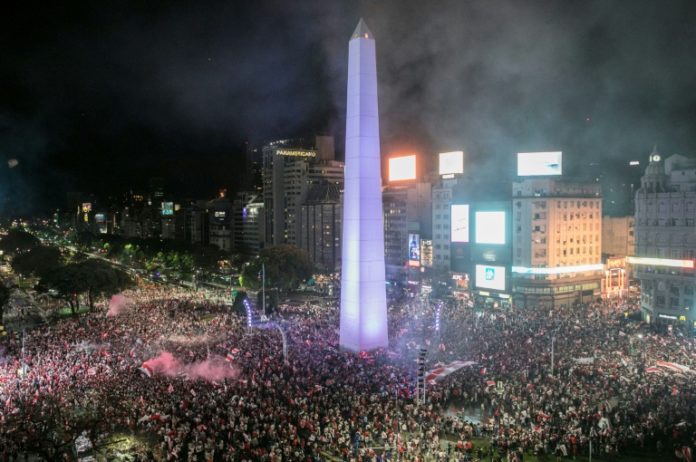 Estallido de alegría y celebración rojiblanca en Buenos Aires