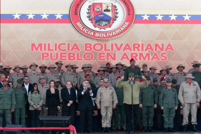 Maduro advierte a presidente colombiano durante un desafiante acto militar