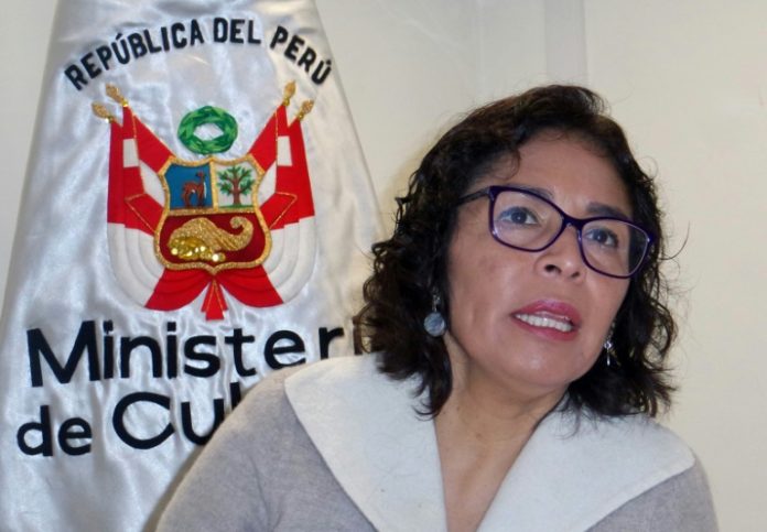 Ministra peruana renuncia por contrato ganado por su mano derecha