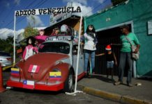 "Miss Inflación" reina en tradicional quema del Año Viejo en Venezuela