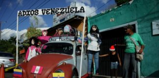 "Miss Inflación" reina en tradicional quema del Año Viejo en Venezuela