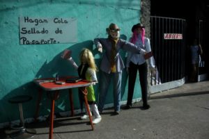  "Miss Inflación" reina en tradicional quema del Año Viejo en Venezuela