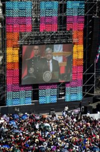 México inicia histórica alternancia con izquierdista López Obrador - socalo