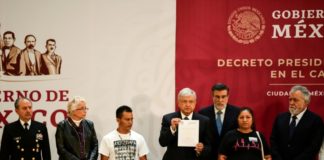 Padres de los 43 estudiantes mexicanos desaparecidos piden a Obrador ganarse su confianza