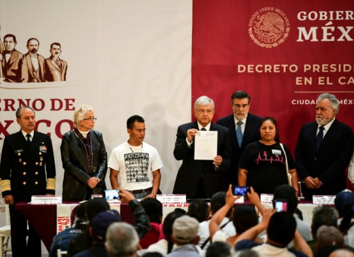 Padres de los 43 estudiantes mexicanos desaparecidos piden a Obrador ganarse su confianza
