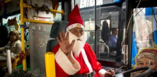 Papá Noel cambia su trineo por un autobús en Ecuador