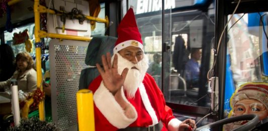 Papá Noel cambia su trineo por un autobús en Ecuador