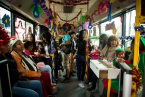 Papá Noel cambia su trineo por un autobús en Ecuador - Pasajeros