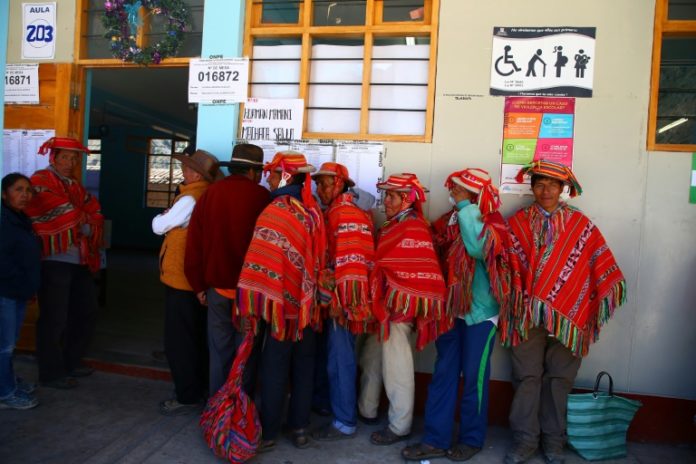 Peruanos aprueban dejar sin empleo a sus legisladores en 2021