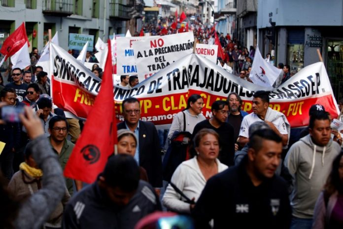 Protestan en Ecuador contra aumento en precio de los combustibles