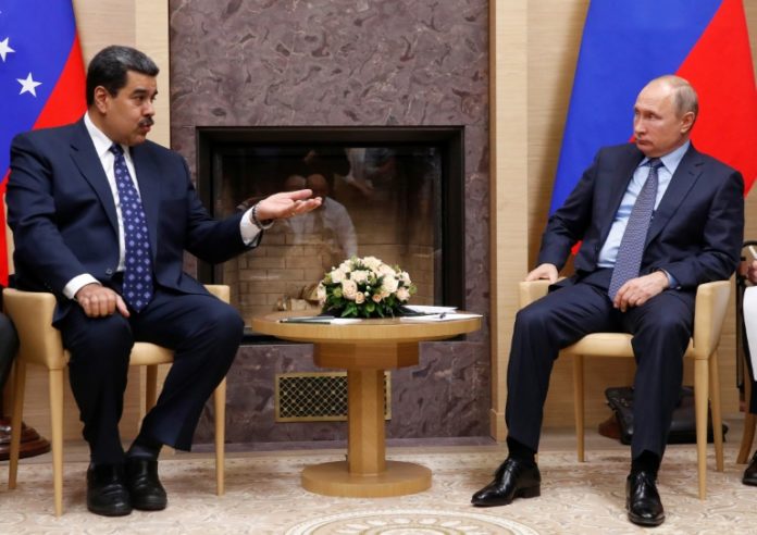 Putin promete apoyo a Maduro, quien busca en Moscú ayuda financiera
