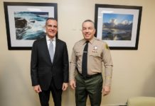 Villanueva se juramenta como nuevo alguacil del condado de Los Ángeles