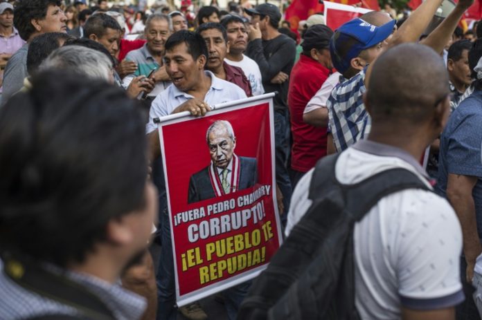 Asediado, Fiscal General de Perú presentará renuncia el martes