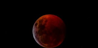 Cautivante eclipse total de la Luna