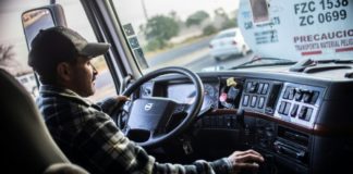 Chofer de auto-tanque - un atemorizante trabajo en México ante la escasez de gasolina