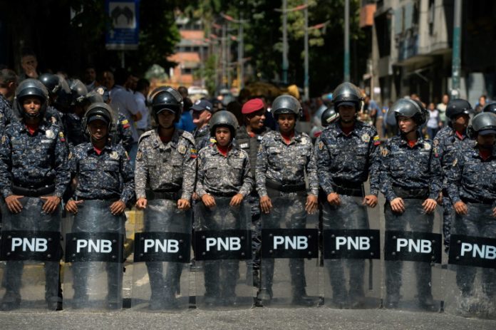 Cinco periodistas extranjeros siguen detenidos en Venezuela, dos chilenos deportados