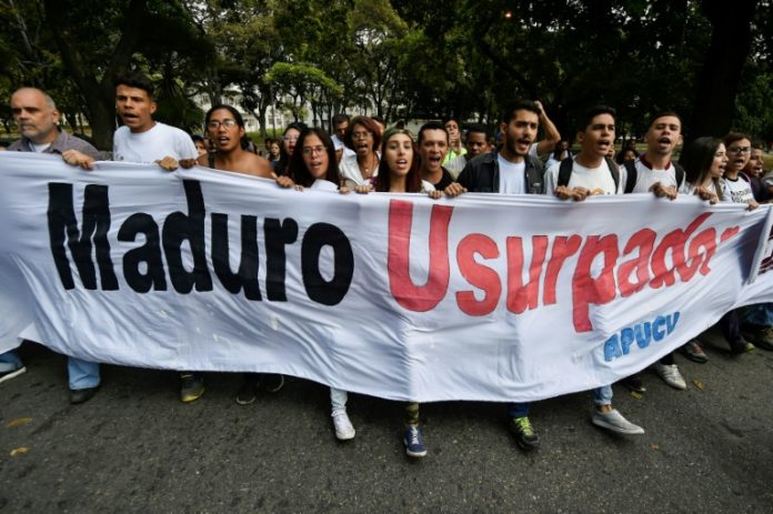 Con cacerolas y pancartas opositores acudieron al nuevo llamado de Juan Guaidó Con cacerolas y pancartas opositores acudieron al nuevo llamado de Juan Guaidó