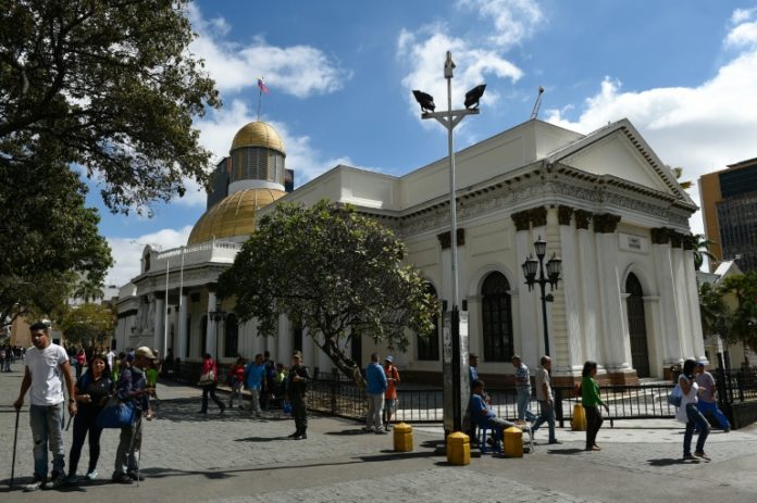 Diputados opositores denuncian hallazgo de explosivo en Parlamento venezolano