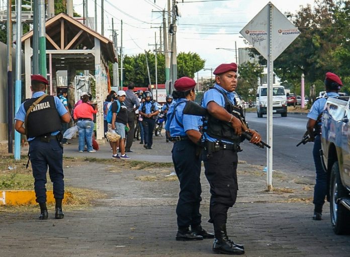 Empresarios nicaragüenses suspenden marcha prohibida por policía
