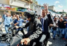 Guaidó reta a Maduro y dice que embajada de EEUU seguirá abierta