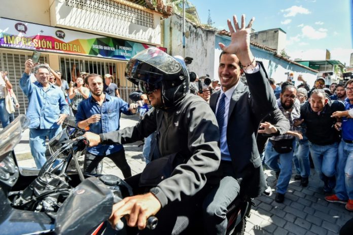 Guaidó reta a Maduro y dice que embajada de EEUU seguirá abierta