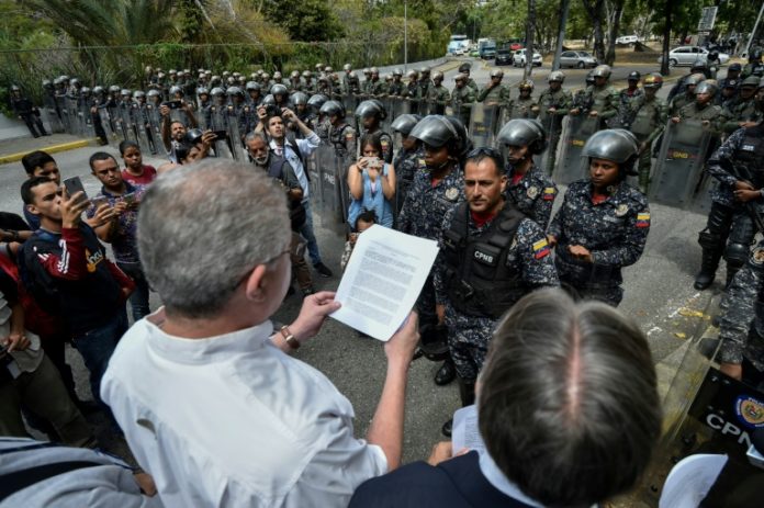 Guaidó y miles de seguidores piden a militares rebelarse contra Maduro